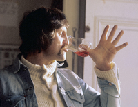 Extravagant. Luigi Colani stellt ein von ihm entworfenes Glas vor, 1973.