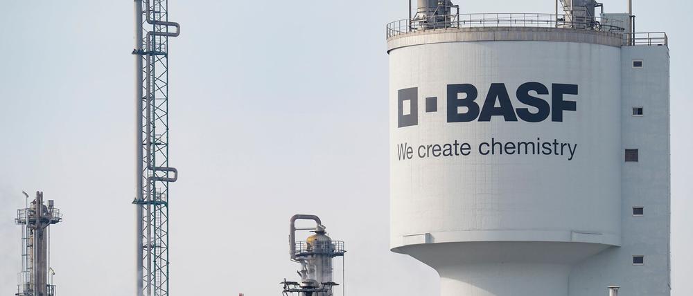 Der Chemiekonzern BASF zählt zu den wichtigsten Arbeitgebern in Rheinland-Pfalz. Der Sparkurs des Ludwigshafener Konzerns mit Stellenabbau und der Schließung von Anlagen bereitet dem Land Sorgen. (Archivbild)