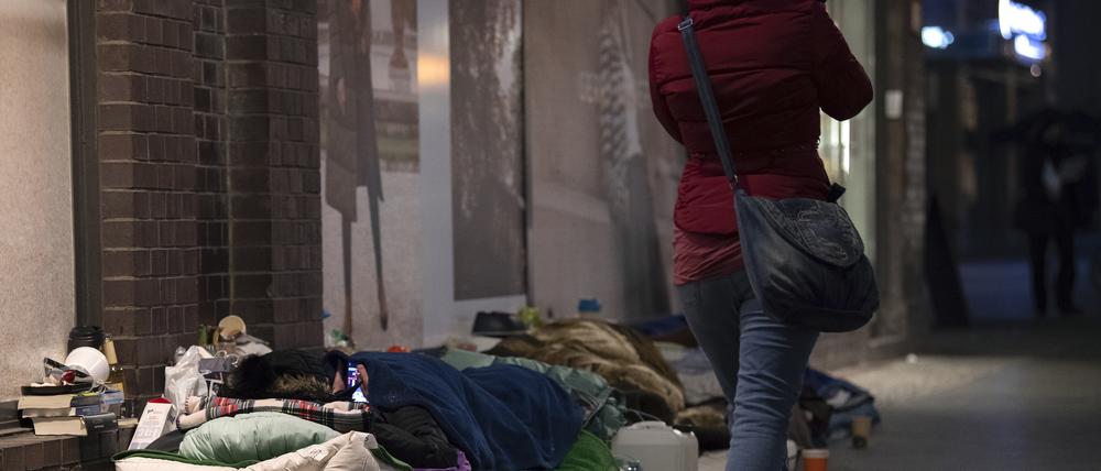 Obdachlose haben ihr Lager unter einer Brücke an der Friedrichstraße aufgeschlagen (Symbolbild). 