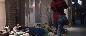 Obdachlose haben ihr Lager unter einer Brücke an der Friedrichstraße aufgeschlagen (Symbolbild). 