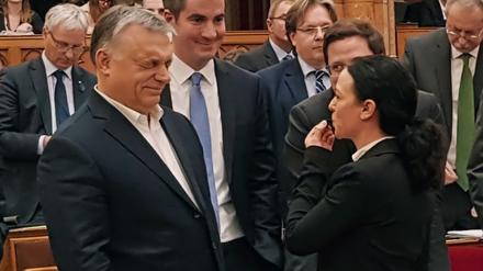 Die ungarische Oppositionspolitikerin Tímea Szabó pfeift auf Ministerpräsident Viktor Orbán: Szene aus dem Dokumentarfilm „Democracy Noir“. 