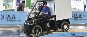 City Q Ein City Q Lastenfahrzeug fährt auf einem Cargobike Parcours auf der IAA Transportation Messe, Hannover, 18.09.2024. Hannover Niedersachsen Deutschland *** City Q A City Q cargo vehicle rides on a Cargobike course at the IAA Transportation trade fair, Hanover, 18 09 2024 Hanover Lower Saxony Germany