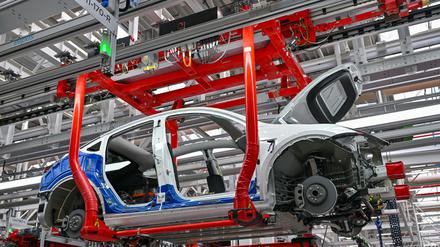 Einblick ins Tesla-Werk in Grünheide bei Berlin bei der Autoproduktion (Archivbild).