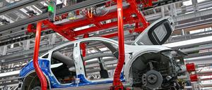 Einblick ins Tesla-Werk in Grünheide bei Berlin bei der Autoproduktion (Archivbild).