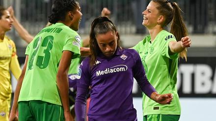 Umjubeltes Comeback: Tabea Sellner (r) freut sich über ihr Tor für den VfL Wolfsburg.