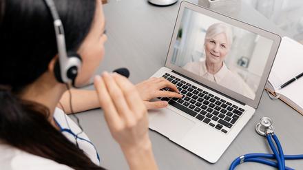 Eine Ärztin spricht mit einer Seniorin per Videochat. (Symbolbild)
