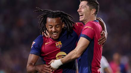 Jubel über das 6.500. Ligator in der Geschichte des FC Barcelona: Torschütze Robert Lewandowski (r) feiert mit Jules Kounde.