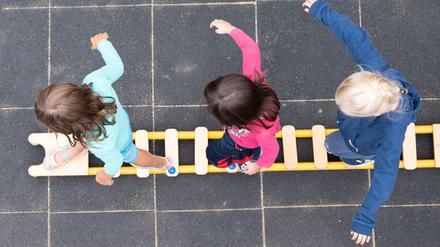 Die Zahl der Kinder unter drei Jahren in Kindertagesbetreuung ist zum 1. März 2024 im Vorjahresvergleich um rund 8.400 auf insgesamt 848.200 Kinder gesunken (Symbolbild). 