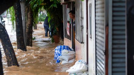 Auch Sandsäcke konnten die Wassermassen nicht aufhalten.
