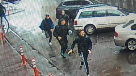 Die Berliner Polizei fahndet mit Fotos nach vier mutmaßlichen Räubern.Credit: Polizei Berlin
