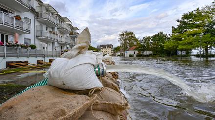 Schreckmoment in Eisenhüttenstadt: In einem Stadtteil wurde in der Nacht ein Sandsack-Wall unterspült, die Feuerwehr musste rasch reagieren. 