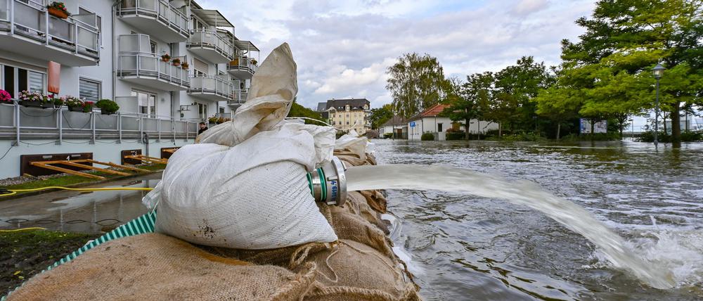 Schreckmoment in Eisenhüttenstadt: In einem Stadtteil wurde in der Nacht ein Sandsack-Wall unterspült, die Feuerwehr musste rasch reagieren.