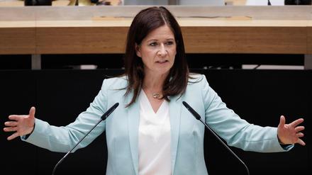 Nahm zwar nicht an der Debatte teil, steht aber dennoch im Fokus: Bildungssenatorin Katharina Günther-Wünsch (CDU).