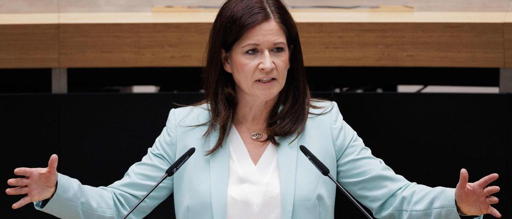 Nahm zwar nicht an der Debatte teil, steht aber dennoch im Fokus: Bildungssenatorin Katharina Günther-Wünsch (CDU).