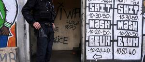 Archiv: Ein Polizeibeamter steht neben einer Drogenkarte an einem Handelsplatz im Wohnprojekt Maison-Blanche im Norden von Marseille.