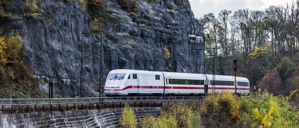Ein ICE auf der Geislinger Steige in Baden-Württemberg.
