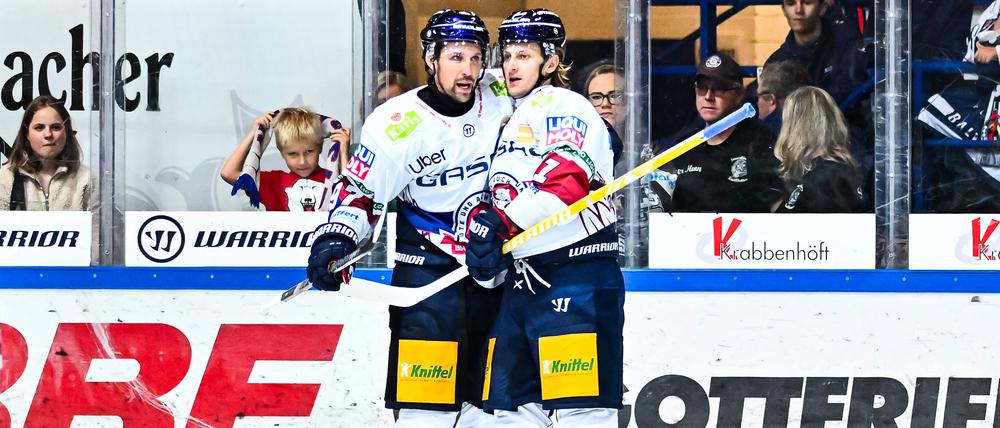 Gabriel Fontaine (l.) und Manuel Wiederer waren entscheidend beteiligt am starken Saisonstart der Eisbären.