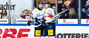 Gabriel Fontaine (l.) und Manuel Wiederer waren entscheidend beteiligt am starken Saisonstart der Eisbären.