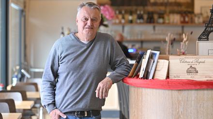 Ralph Junick im „Le Petit Café“ in Potsdam