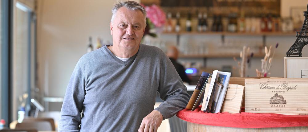 Ralph Junick im „Le Petit Café“ in Potsdam