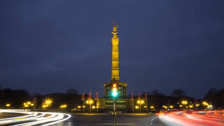 Der Kreisverkehr am Großen Stern in Berlin-Tiergarten bei Dunkelheit.