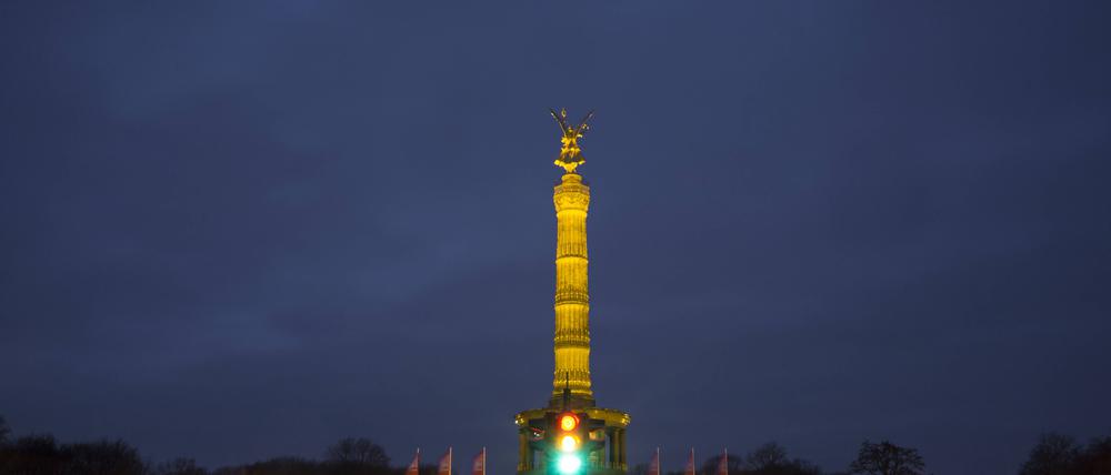 Der Kreisverkehr am Großen Stern in Berlin-Tiergarten bei Dunkelheit.