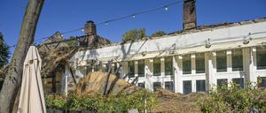 Die Ruine des ausgebrannten Teehauses im Englischer Garten in Berlin.