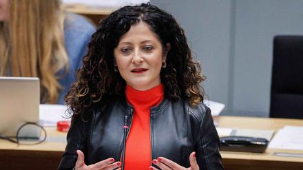 Cansel Kiziltepe (SPD), Berliner Senatorin für Arbeit, Soziales, Vielfalt, Integration und Antidiskriminierung, spricht während einer Fragestunde in einer Plenarsitzung im Berliner Abgeordnetenhaus. 