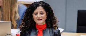 Cansel Kiziltepe (SPD), Berliner Senatorin für Arbeit, Soziales, Vielfalt, Integration und Antidiskriminierung, spricht während einer Fragestunde in einer Plenarsitzung im Berliner Abgeordnetenhaus. 