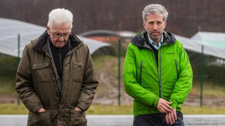 Winfried Kretschmann (l, Bündnis 90/Die Grünen), Ministerpräsident von Baden-Württemberg, besucht zusammen mit Boris Palmer (r, Bündnis 90/Die Grünen), Oberbürgermeister von Tübingen, den Solarpark «Lustnauer Ohren». (Archivfoto)