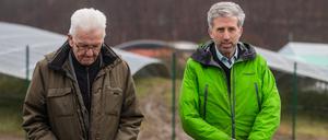 Winfried Kretschmann (l, Bündnis 90/Die Grünen), Ministerpräsident von Baden-Württemberg, besucht zusammen mit Boris Palmer (r, Bündnis 90/Die Grünen), Oberbürgermeister von Tübingen, den Solarpark «Lustnauer Ohren». (Archivfoto)