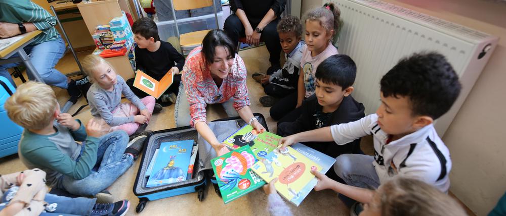 Alle Kinder dürfen den Koffer mit den mehrsprachigen Büchern eine Woche lang mit nach Hause nehmen.