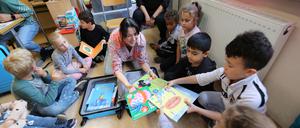 Alle Kinder dürfen den Koffer mit den mehrsprachigen Büchern eine Woche lang mit nach Hause nehmen.