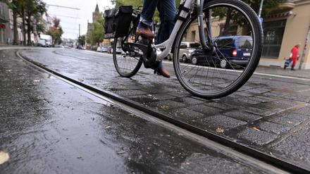 An der Tramkurve unweit vom S-Bahnhof Babelsberg soll die Radführung neu markiert werden, so dass Radfahrende schon vor der Kurve zwischen die Gleise wechseln.