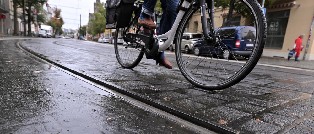 An der Tramkurve unweit vom S-Bahnhof Babelsberg soll die Radführung neu markiert werden, so dass Radfahrende schon vor der Kurve zwischen die Gleise wechseln.