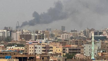 Rauchwolken steigen bei Zusammenstößen zwischen den paramilitärischen Rapid Support Forces und der Armee in der sudanesischen Hauptstadt Khartum auf.