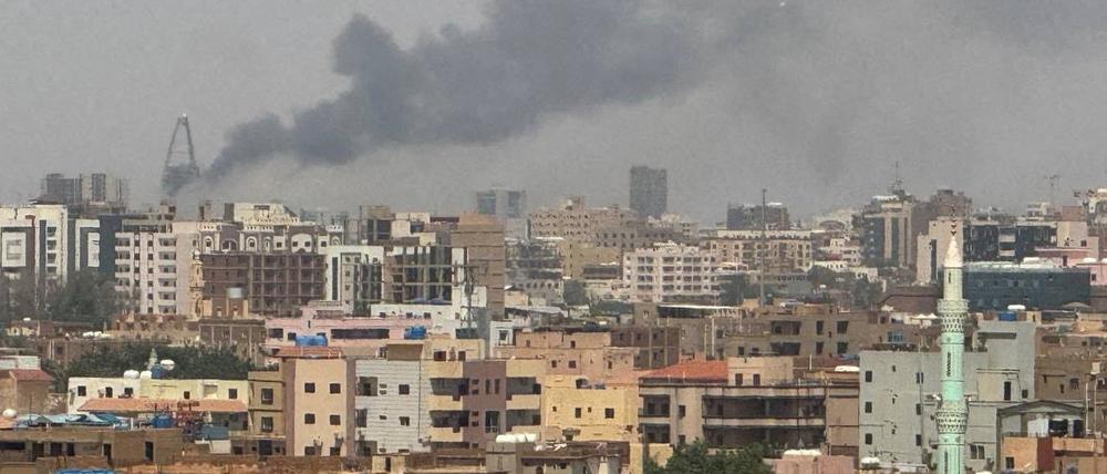 Rauchwolken steigen bei Zusammenstößen zwischen den paramilitärischen Rapid Support Forces und der Armee in der sudanesischen Hauptstadt Khartum auf.