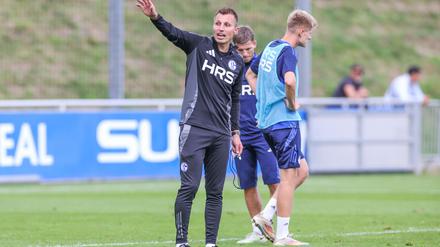 Da geht es lang. Schalkes Interimscoach Jakob Fimpel gibt für zwei Spiele die Richtung vor. 