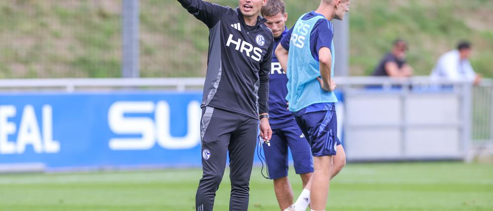 Da geht es lang. Schalkes Interimscoach Jakob Fimpel gibt für zwei Spiele die Richtung vor. 
