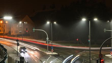 Moderne LED-Straßenbeleuchtung erhellt im Schneetreiben am Abend die Robert-Havemann-Straße in Frankfurt (Oder). Brandenburgs Kommunen reagieren auf steigende Stromkosten mit energieeffizienter Straßenbeleuchtung. Vielerorts wird auf LED umgerüstet. In Potsdam gibt es sogar eine smarte, den Passanten begleitende Fußwegbeleuchtung. +++ dpa-Bildfunk +++