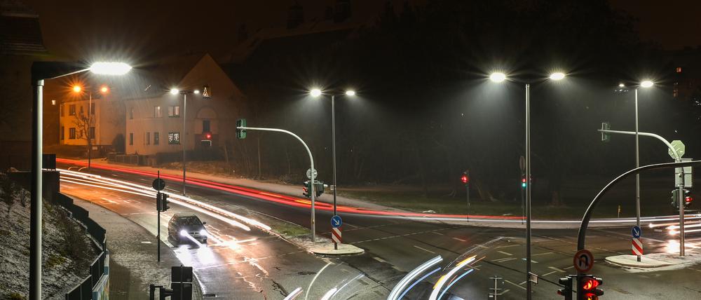 Moderne LED-Straßenbeleuchtung erhellt im Schneetreiben am Abend die Robert-Havemann-Straße in Frankfurt (Oder). Brandenburgs Kommunen reagieren auf steigende Stromkosten mit energieeffizienter Straßenbeleuchtung. Vielerorts wird auf LED umgerüstet. In Potsdam gibt es sogar eine smarte, den Passanten begleitende Fußwegbeleuchtung. +++ dpa-Bildfunk +++
