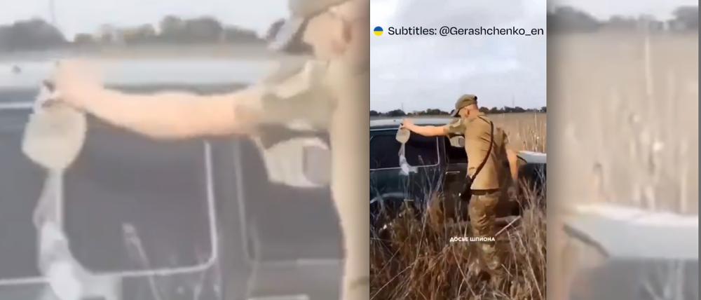 Ein russischer Soldat leert eine brennbare Flüssigkeit über ein Auto.
