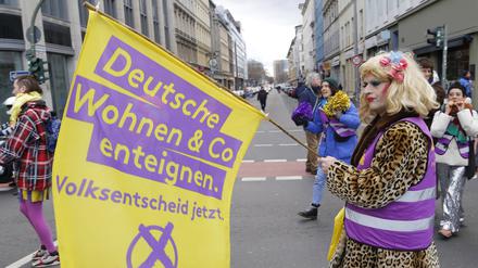 Mit bunten Kostümen und Figuren haben rund 300 Menschen in Berlin gegen Immobilienspekulationen, hohe Mieten und die Wohnungspolitik insgesamt demonstriert. 