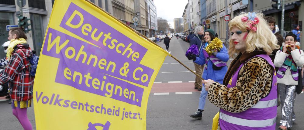 Mit bunten Kostümen und Figuren haben rund 300 Menschen in Berlin gegen Immobilienspekulationen, hohe Mieten und die Wohnungspolitik insgesamt demonstriert.