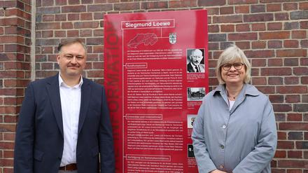 Im Wiesenweg 10 in Lankwitz erinnert eine neue Stele an den Rundfunkpionier und Unternehmer Siegmund Loewe. Auf dem Bild: Bildungsstadträtin Cerstin Richter-Kotowski (CDU) und Christian Alber, Chief Operating Officer der Loewe Technology GmbH.