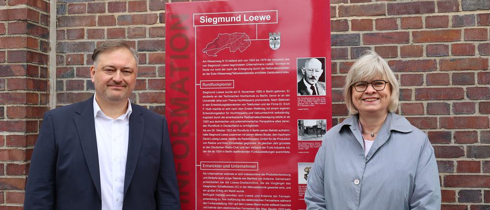 Im Wiesenweg 10 in Lankwitz erinnert eine neue Stele an den Rundfunkpionier und Unternehmer Siegmund Loewe. Auf dem Bild: Bildungsstadträtin Cerstin Richter-Kotowski (CDU) und Christian Alber, Chief Operating Officer der Loewe Technology GmbH.