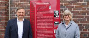 Im Wiesenweg 10 in Lankwitz erinnert eine neue Stele an den Rundfunkpionier und Unternehmer Siegmund Loewe. Auf dem Bild: Bildungsstadträtin Cerstin Richter-Kotowski (CDU) und Christian Alber, Chief Operating Officer der Loewe Technology GmbH.