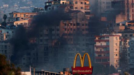Smoke billows over southern Lebanon following an Israeli strike, amid ongoing cross-border hostilities between Hezbollah and Israeli forces, as seen from Tyre, Lebanon September 25, 2024. REUTERS/Amr Abdallah Dalsh      