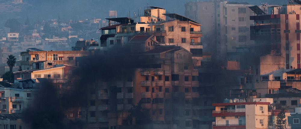 Smoke billows over southern Lebanon following an Israeli strike, amid ongoing cross-border hostilities between Hezbollah and Israeli forces, as seen from Tyre, Lebanon September 25, 2024. REUTERS/Amr Abdallah Dalsh