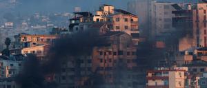 Smoke billows over southern Lebanon following an Israeli strike, amid ongoing cross-border hostilities between Hezbollah and Israeli forces, as seen from Tyre, Lebanon September 25, 2024. REUTERS/Amr Abdallah Dalsh      